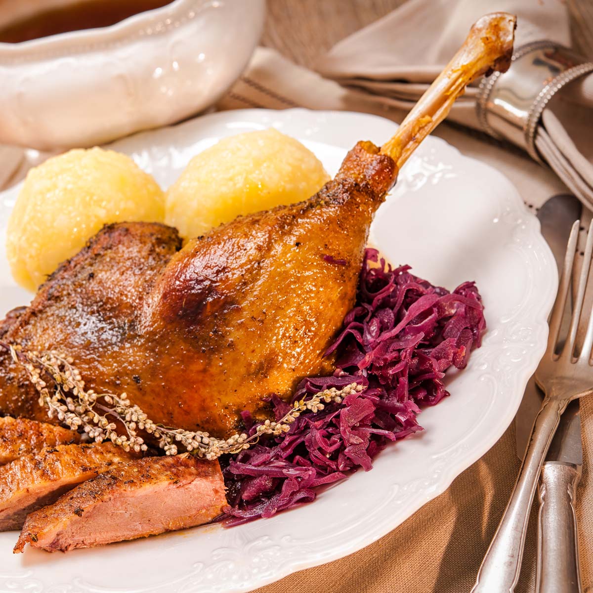 Festmahl Gänsekeule mit Rotkohl und Kloßteig